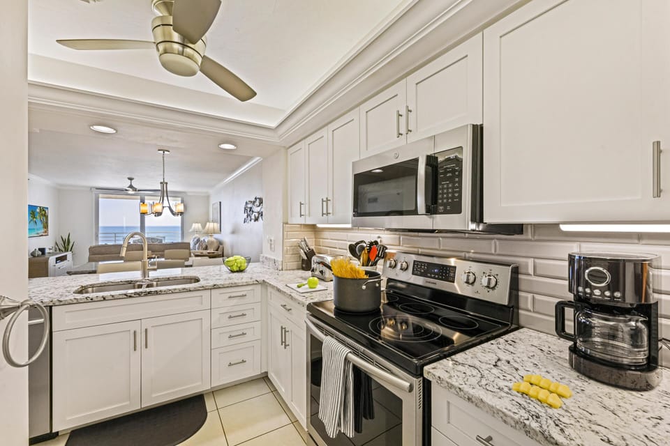 Condo, 1 King Bed with Sofa bed (Beachfront condo with huge views/pool) | Private kitchen | Fridge, microwave, oven, stovetop