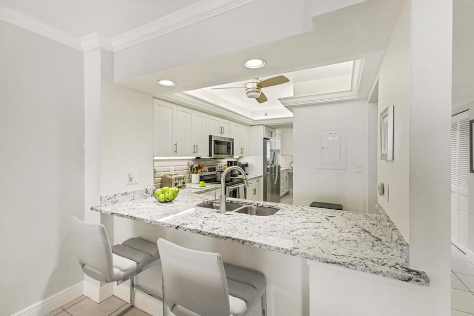 Condo, 1 King Bed with Sofa bed (Beachfront condo with huge views/pool) | Private kitchen | Fridge, microwave, oven, stovetop