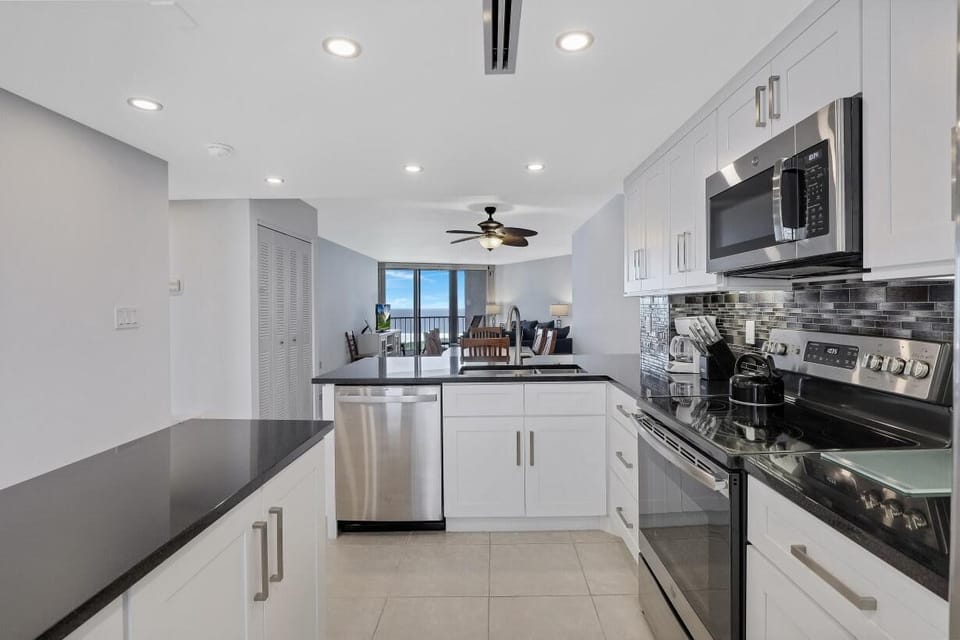 Condo, 1 King Bed with Sofa bed (Beachfront condo with pool and balcon) | Private kitchen | Fridge, microwave, oven, stovetop