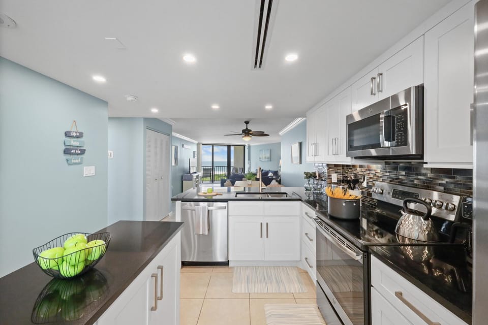 Condo, 1 King Bed with Sofa bed (Beachfront condo with pool and balcon) | Private kitchen | Fridge, microwave, oven, stovetop