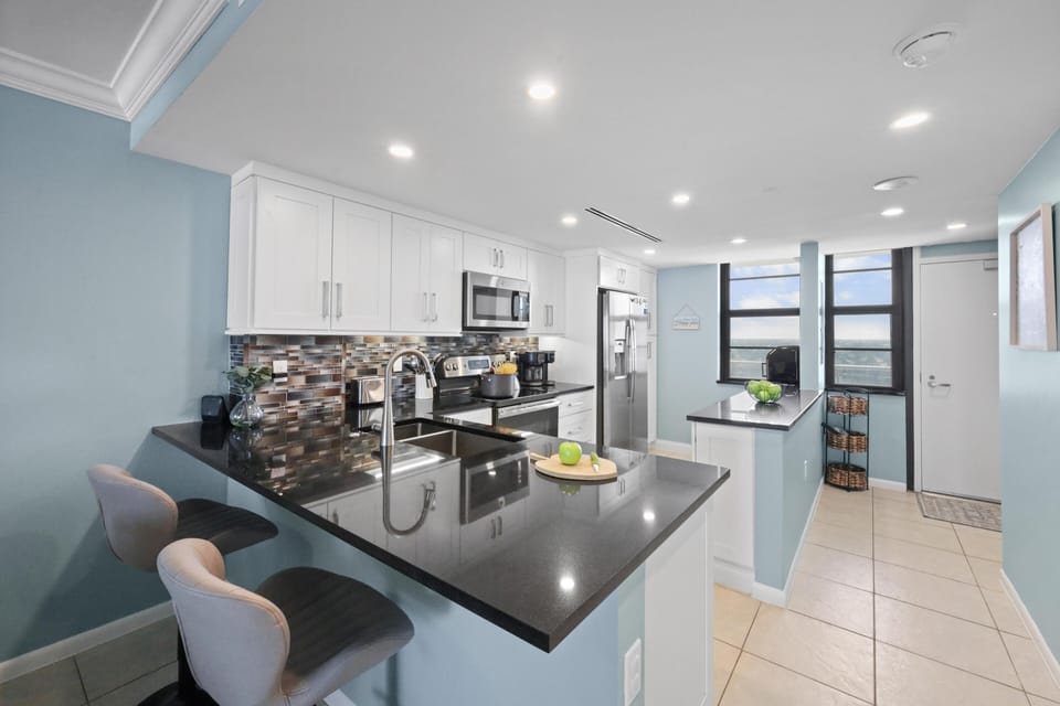 Condo, 1 King Bed with Sofa bed (Beachfront condo with pool and balcon) | Private kitchen | Fridge, microwave, oven, stovetop