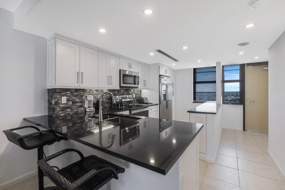 Condo, 1 King Bed with Sofa bed (Beachfront condo with pool and balcon) | Private kitchen | Fridge, microwave, oven, stovetop