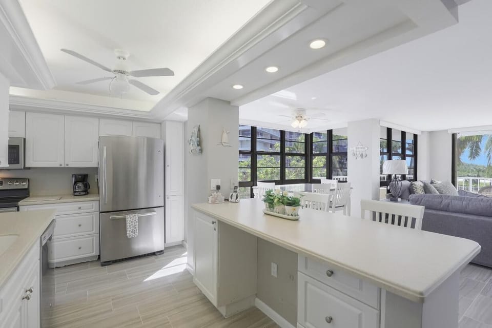 Condo, 1 King Bed (Ideal beachfront condo with pool and ) | Private kitchen | Fridge, microwave, oven, stovetop