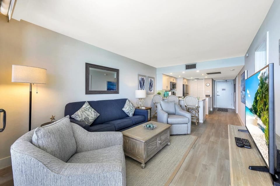 Condo, 1 Queen Bed with Sofa bed (Charming beachfront condo with pool, ) | Living area