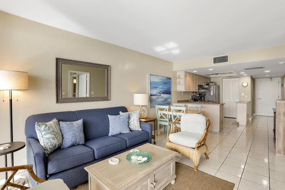 Condo, 1 Queen Bed with Sofa bed (Charming beachfront condo with pool, ) | Living room