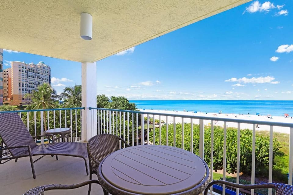 Condo, 1 King Bed (Luxurious beachfront condo with glori) | Property grounds