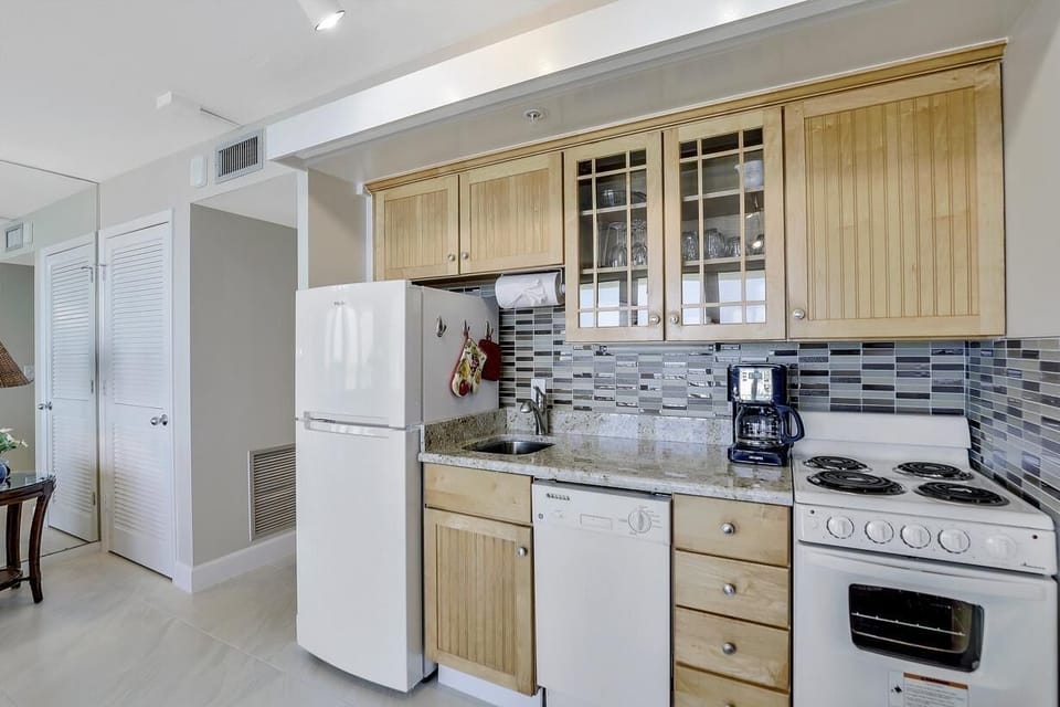 Condo, 1 King Bed (Luxurious beachfront condo with glori) | Private kitchen | Oven, stovetop, dishwasher, toaster