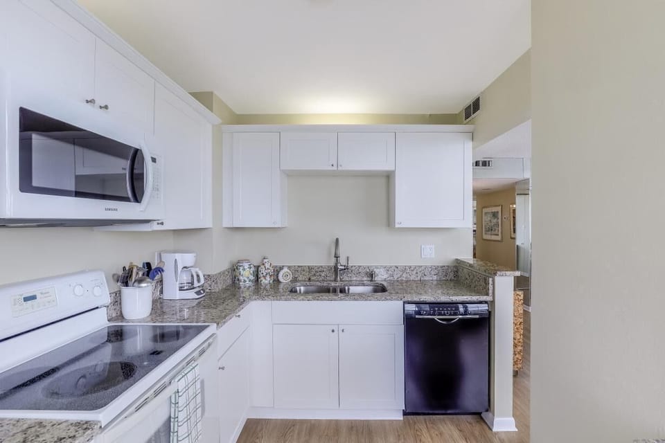 Condo, 1 King Bed (Front unit facing beach with wraparou) | Private kitchen | Fridge, microwave, oven, stovetop