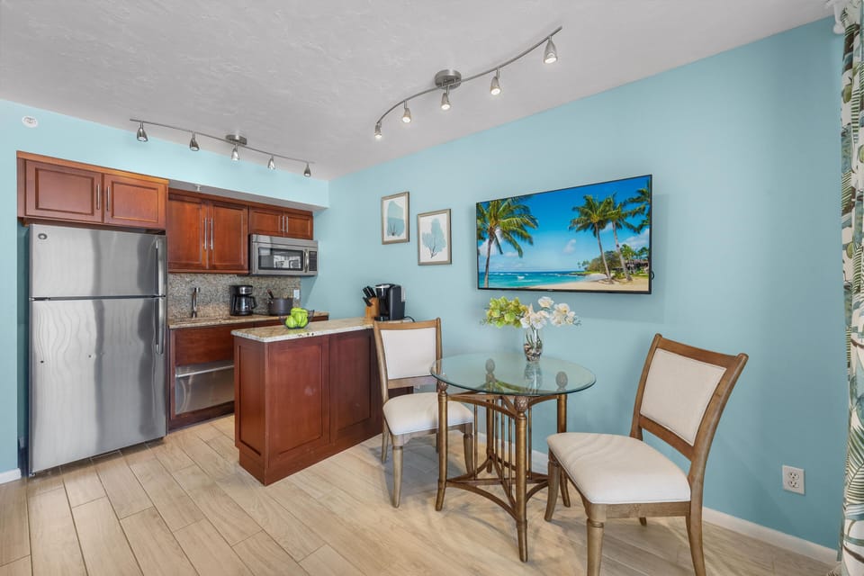 Condo, 1 King Bed (Unique beachfront condo with panorami) | Private kitchen | Oven, dishwasher, toaster