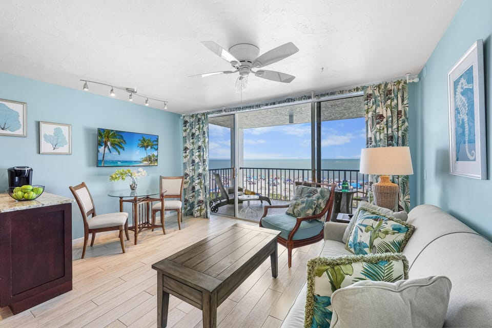 Condo, 1 King Bed (Unique beachfront condo with panorami) | Living area