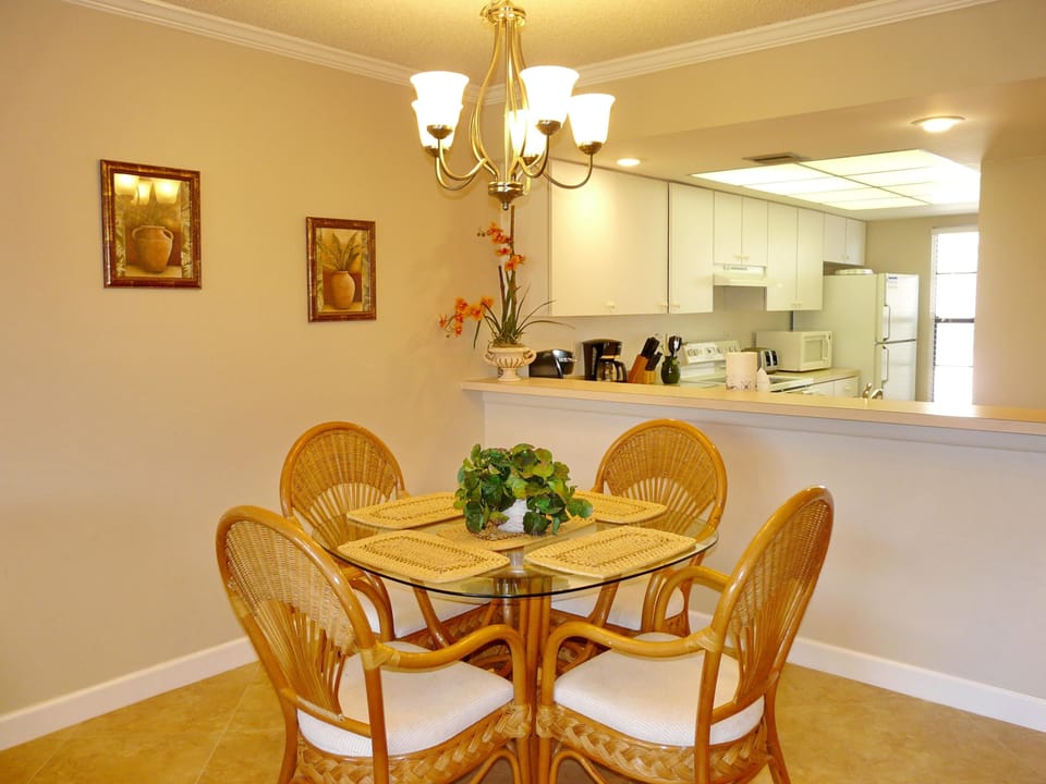 Condo, 1 Queen Bed with Sofa bed (Stylish condo across from South Beach) | Dining
