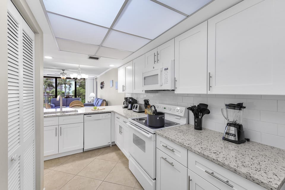 Condo, 1 Queen Bed with Sofa bed (Stylish condo across from South Beach) | Private kitchen | Fridge, microwave, oven, stovetop
