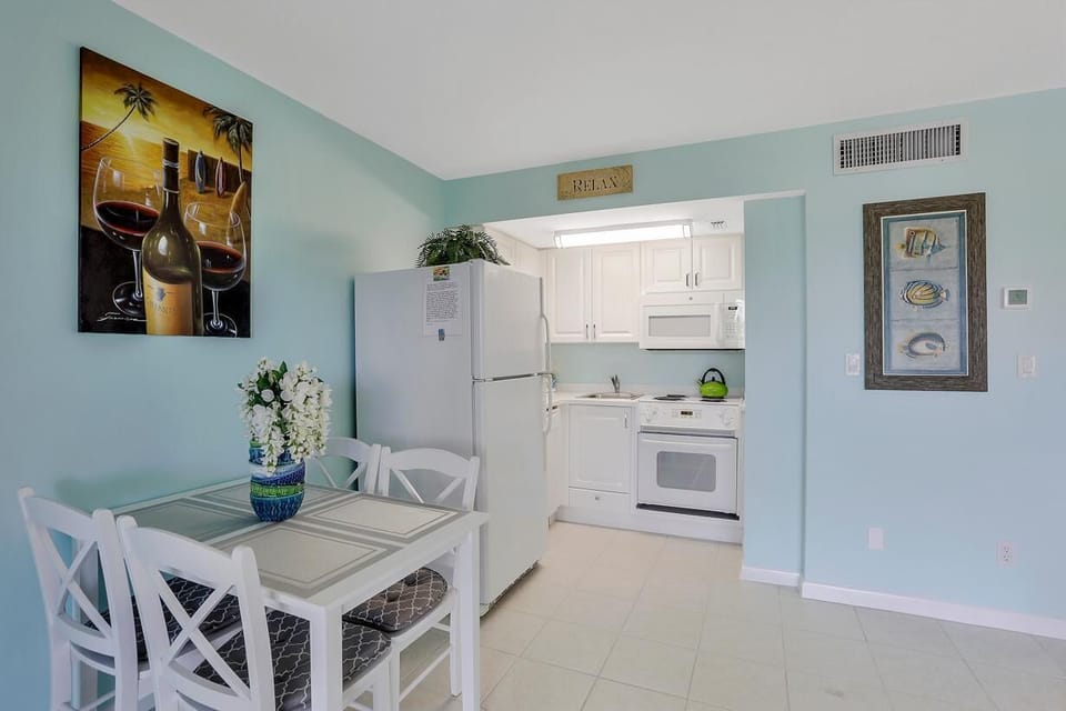 Condo, 1 Queen Bed with Sofa bed (Breezy condo with deluxe pool and pri) | Private kitchen | Fridge, microwave, oven, stovetop