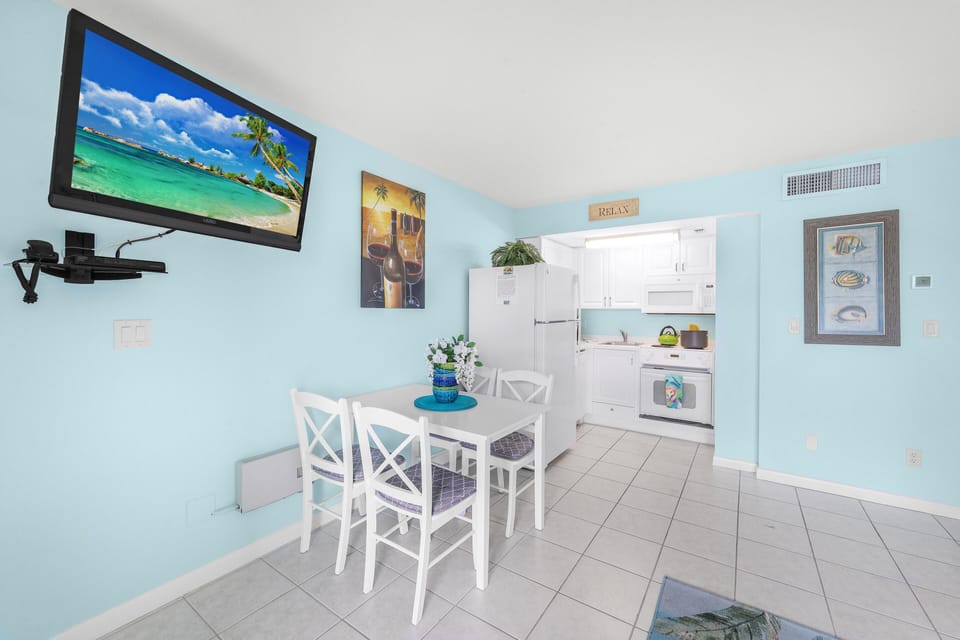 Condo, 1 Queen Bed with Sofa bed (Breezy condo with deluxe pool and pri) | Dining