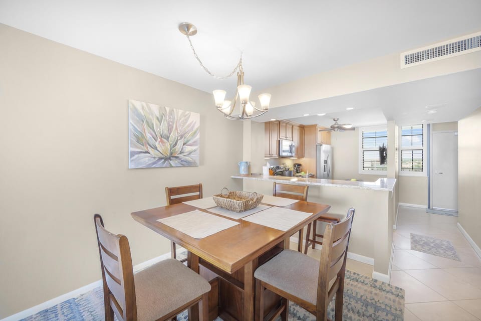 Condo, 1 King Bed with Sofa bed (Alluring beachfront condo with pool a) | Dining