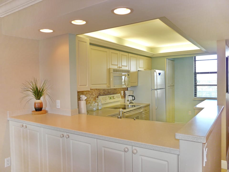 Condo, 1 Queen Bed (Beachfront condo with SW-facing balco) | Private kitchen | Fridge, microwave, oven, stovetop