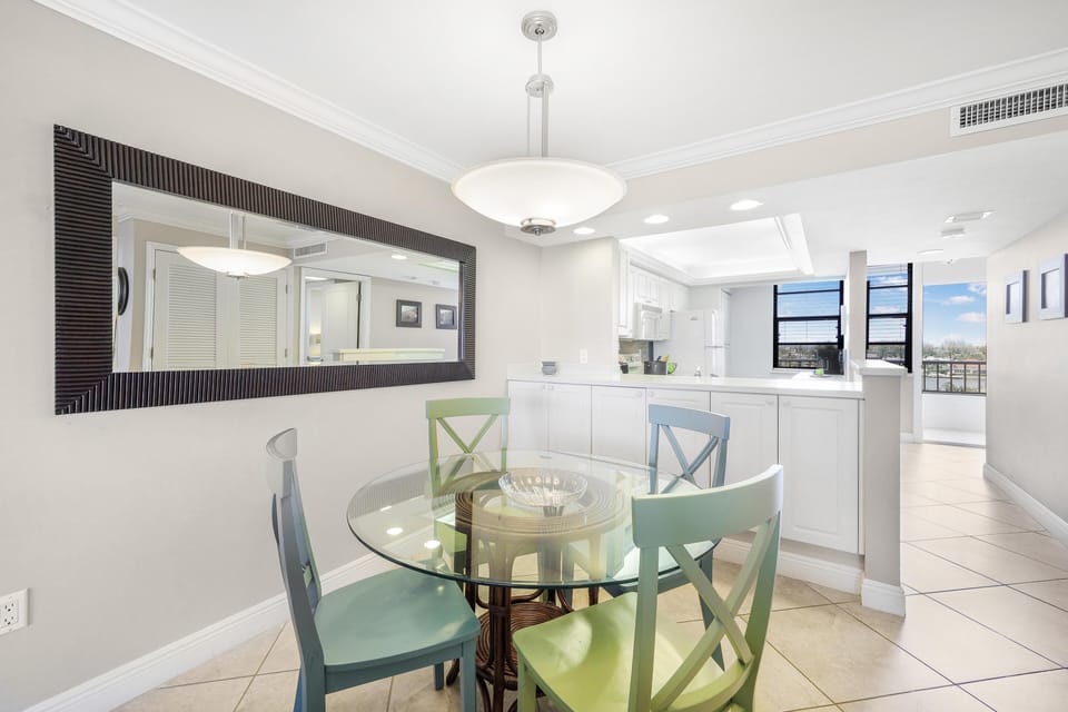 Condo, 1 Queen Bed (Beachfront condo with SW-facing balco) | Dining
