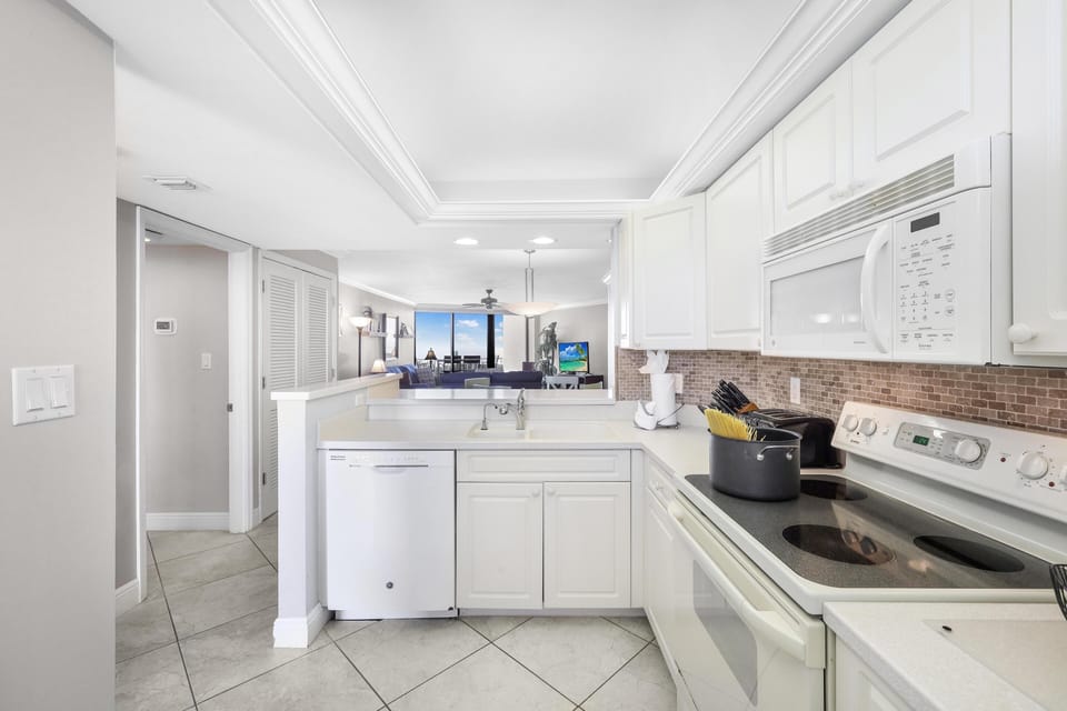 Condo, 1 Queen Bed (Beachfront condo with SW-facing balco) | Private kitchen | Fridge, microwave, oven, stovetop