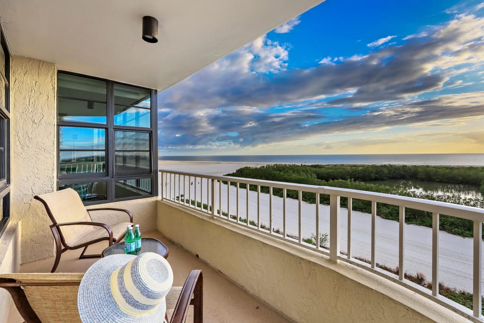 Condo, 1 Queen Bed (Beachfront condo with pool and dazzli) | Property grounds