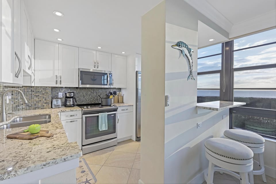 Condo, 1 Queen Bed (Beachfront condo with pool and dazzli) | Private kitchen | Fridge, microwave, oven, stovetop