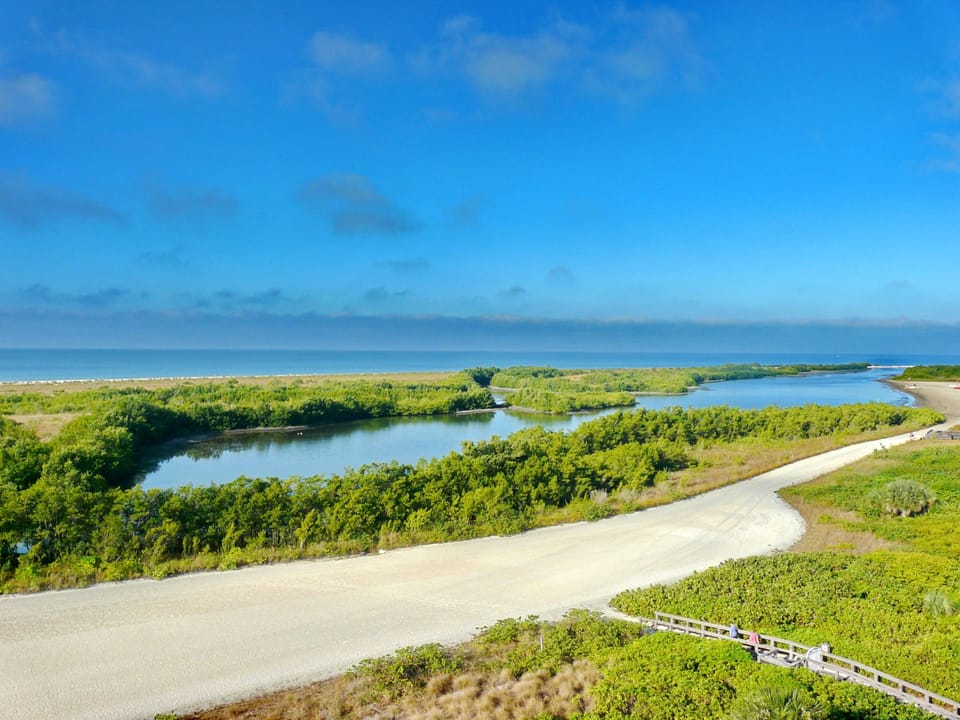 Condo, 1 Queen Bed (Beachfront condo with pool and dazzli) | Beach
