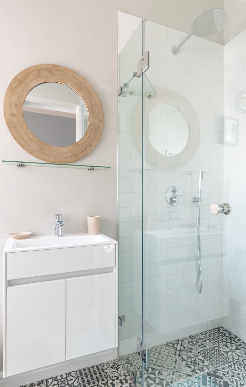 Room (Queen) | Bathroom shower