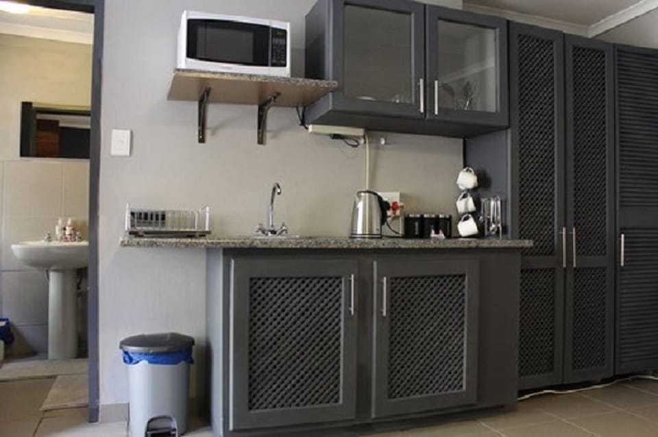 Deluxe Double Room | Private kitchen | Fridge, microwave, coffee/tea maker, electric kettle