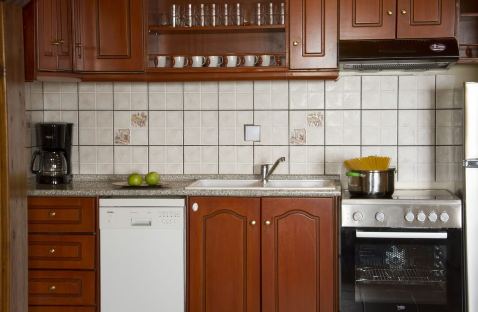 Villa | Private kitchen | Full-size fridge, microwave, oven, stovetop