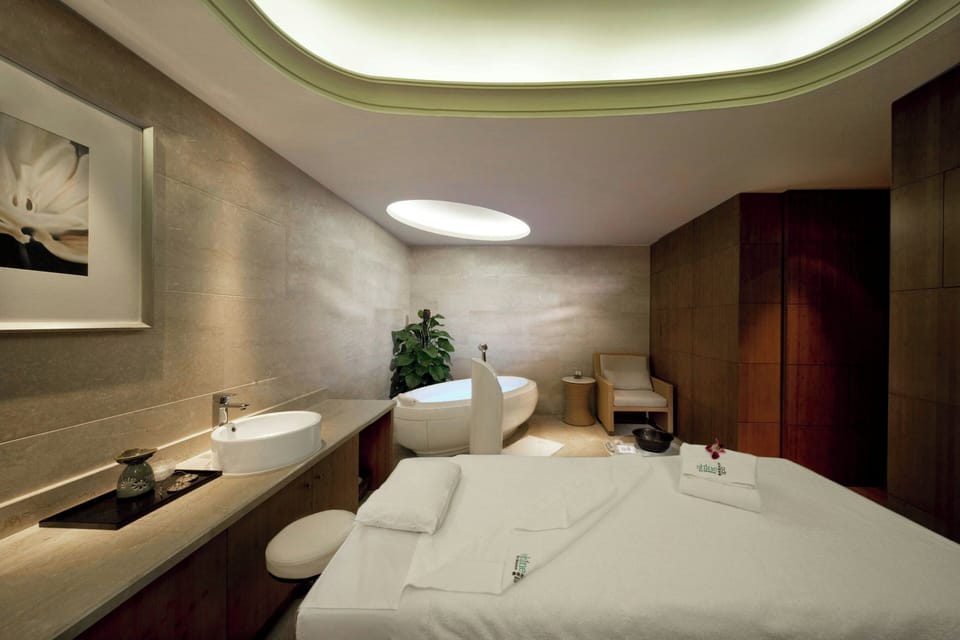Couples treatment rooms, sauna, hot tub, steam room, body treatments