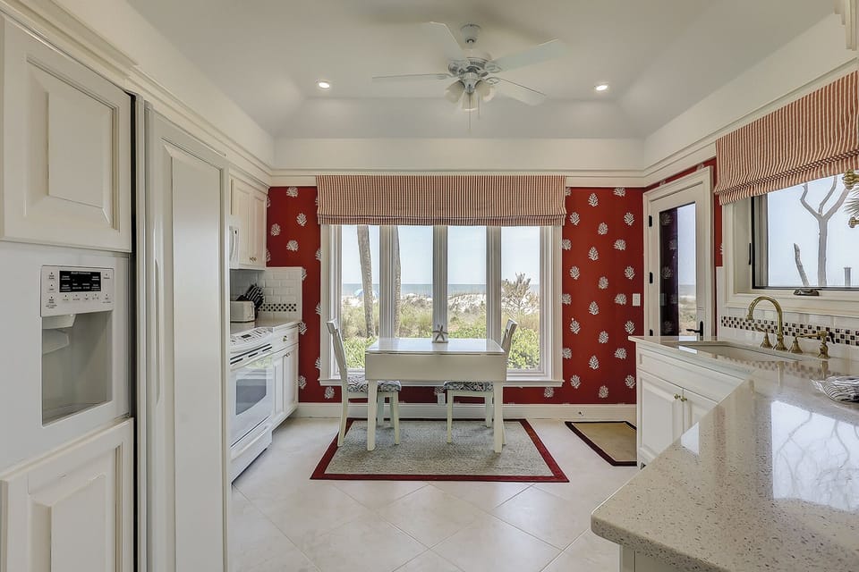 Kitchen & Breakfast Area