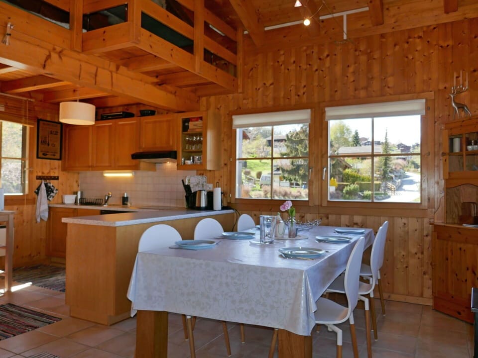 Room, Building, Furniture, Property, Interior Design, Table, House, Real Estate, Kitchen, Ceiling