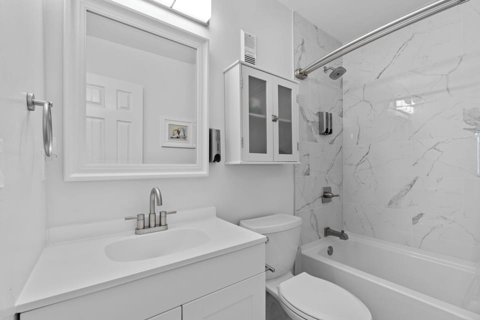 Full Bathroom in Hallway