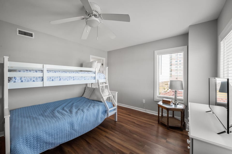 Great room for the kids to share. 