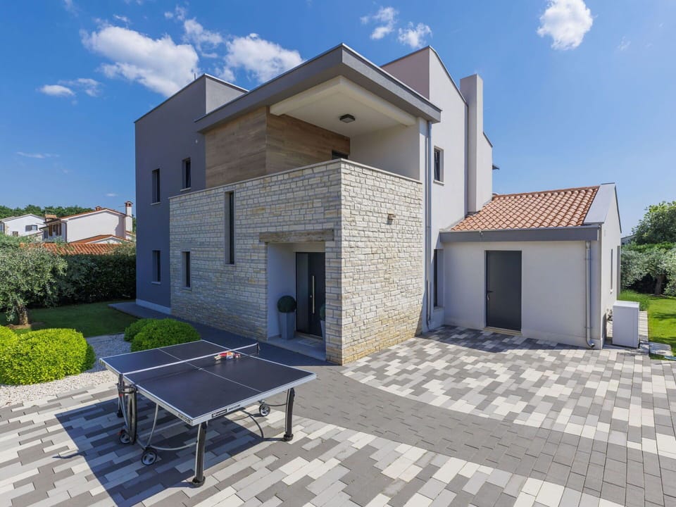 Sky, Plant, Cloud, Building, Property, Outdoor Bench, Land Lot, Tree, Outdoor Furniture, Window