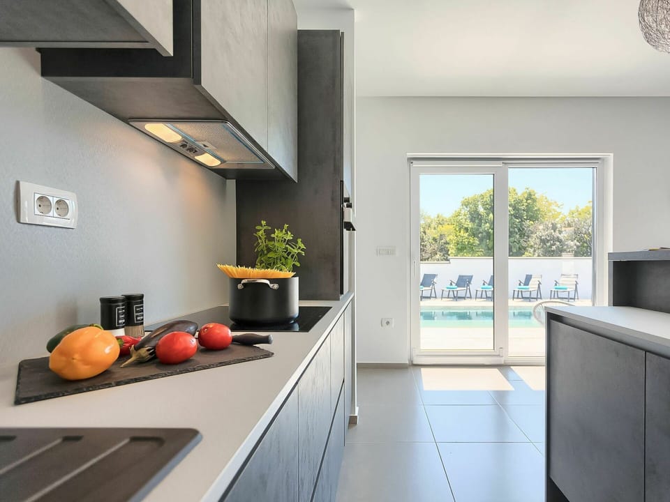 Building, Property, Cabinetry, Plant, Countertop, Houseplant, House, Window, Wood, Architecture