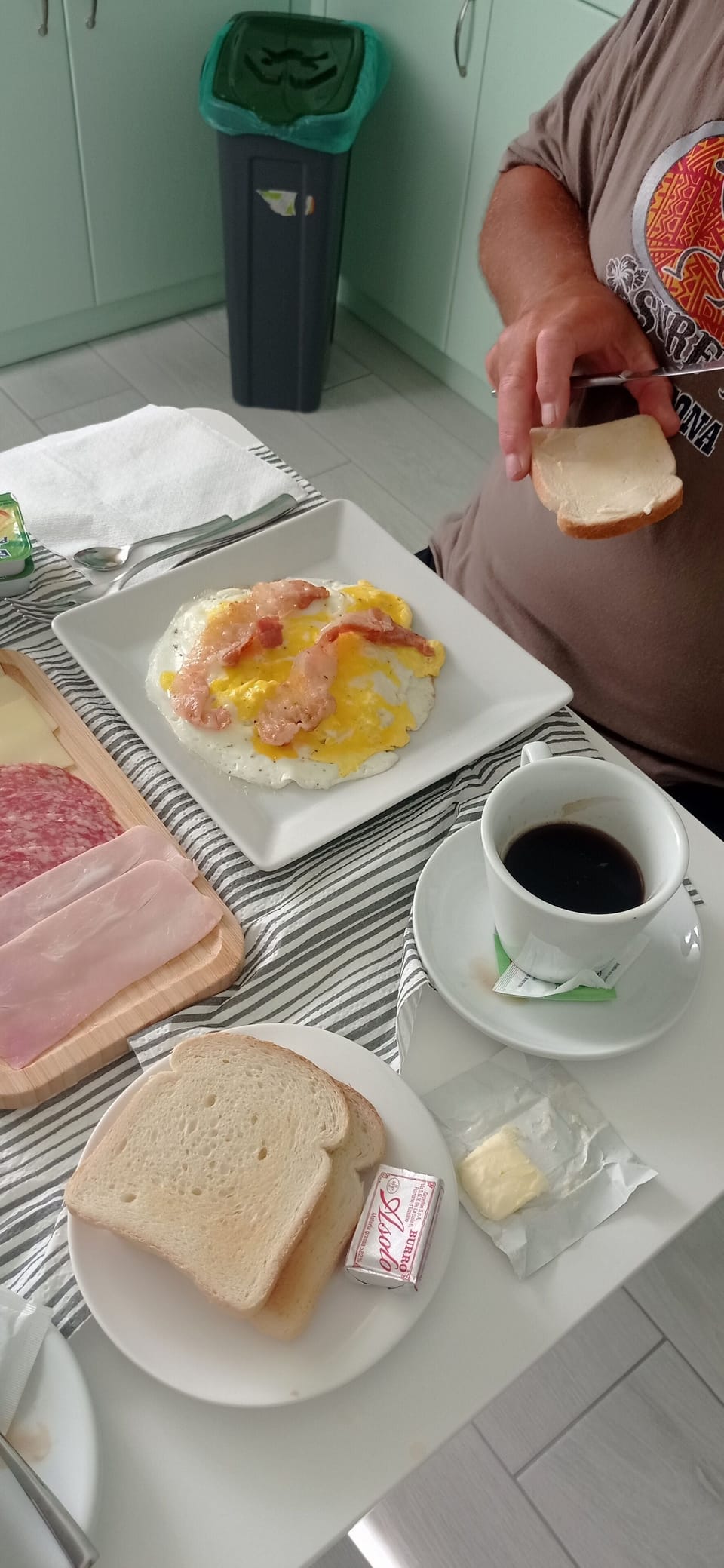 Daily buffet breakfast for a fee