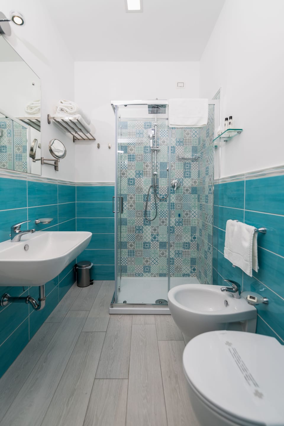 Deluxe Double Room, Garden View (Cabina armadio) | Bathroom | Shower, rainfall showerhead, free toiletries, hair dryer