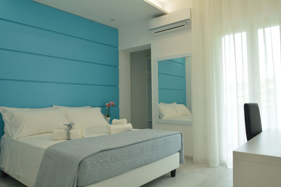 Deluxe Double Room, Garden View (Cabina armadio) | Egyptian cotton sheets, premium bedding, memory foam beds, minibar