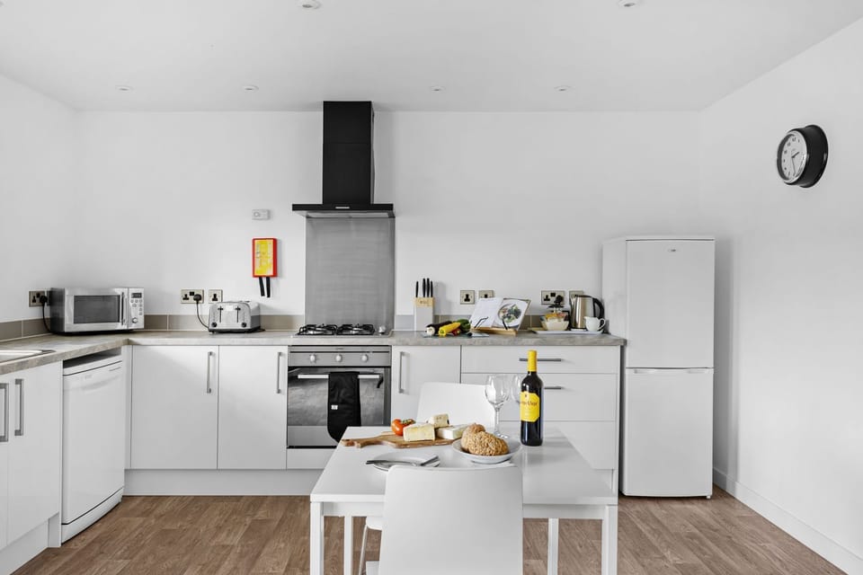 Kitchen with microwave, hob, oven, toaster, kettle, fridge/freezer - The clover Lodge