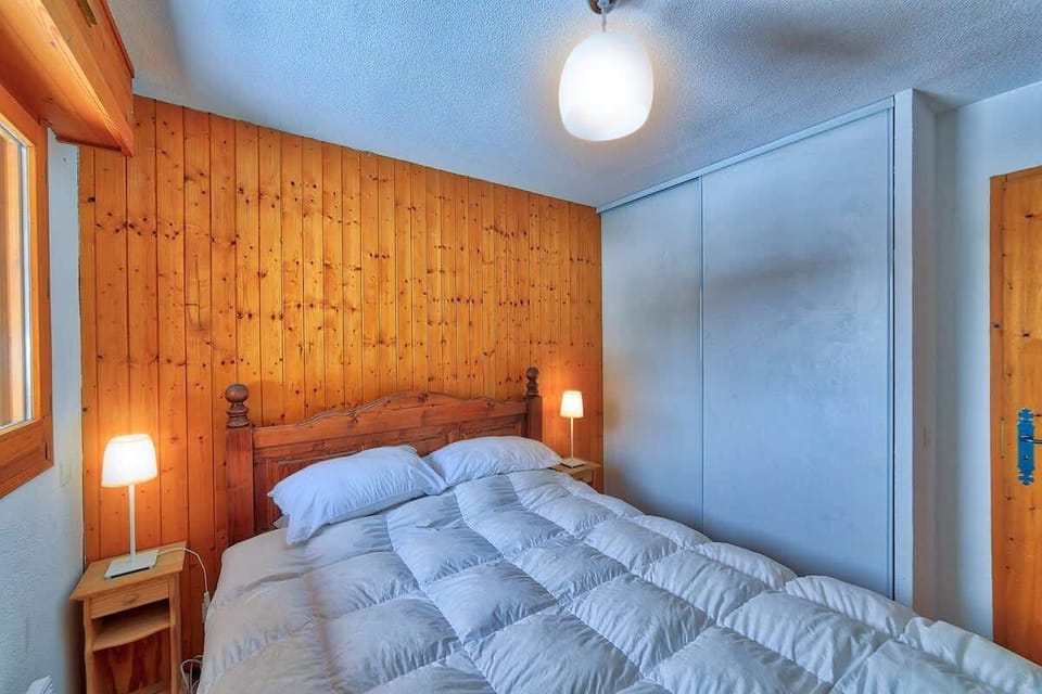 Comfortable double bedroom.