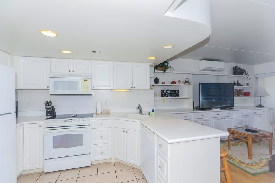 Full kitchen with everything you need to prepare meals