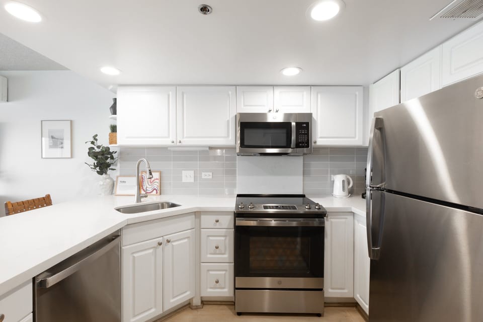 Fully equipped kitchen complete with dishwasher