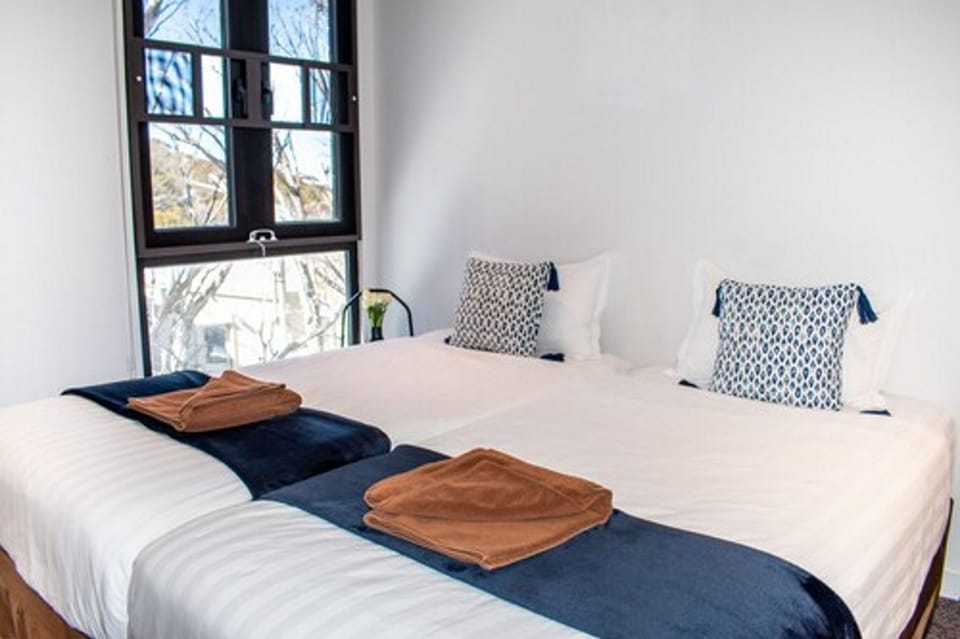 KingBed + Ensuite- splitable into 2 beds | Blackout drapes, bed sheets