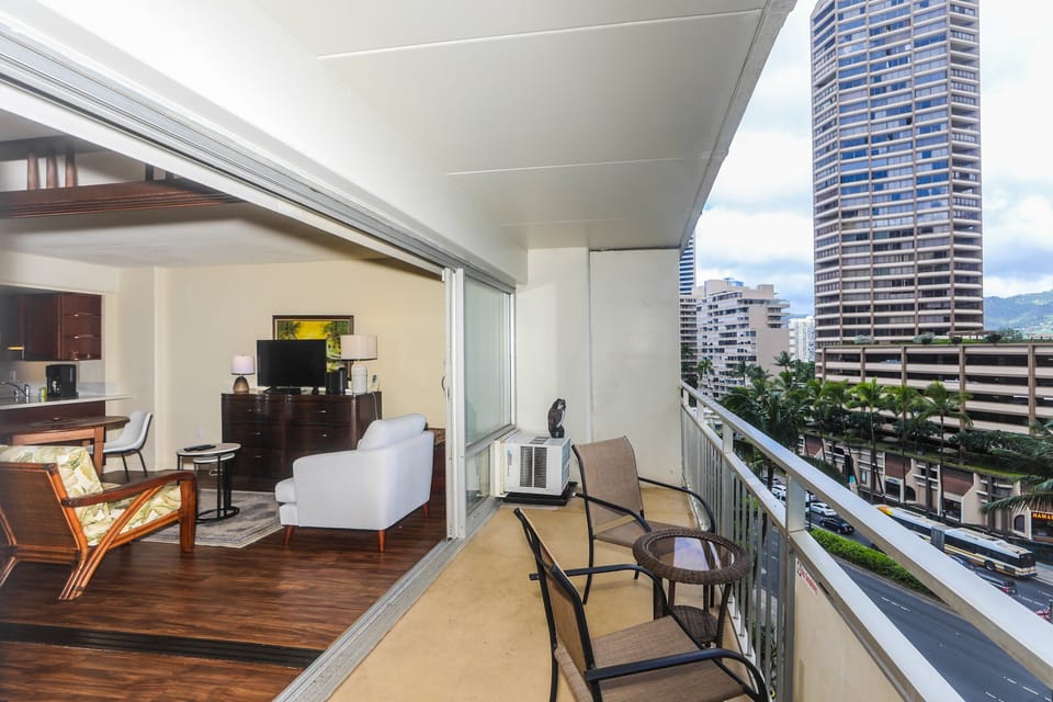 Spacious lanai to enjoy the Waikiki city