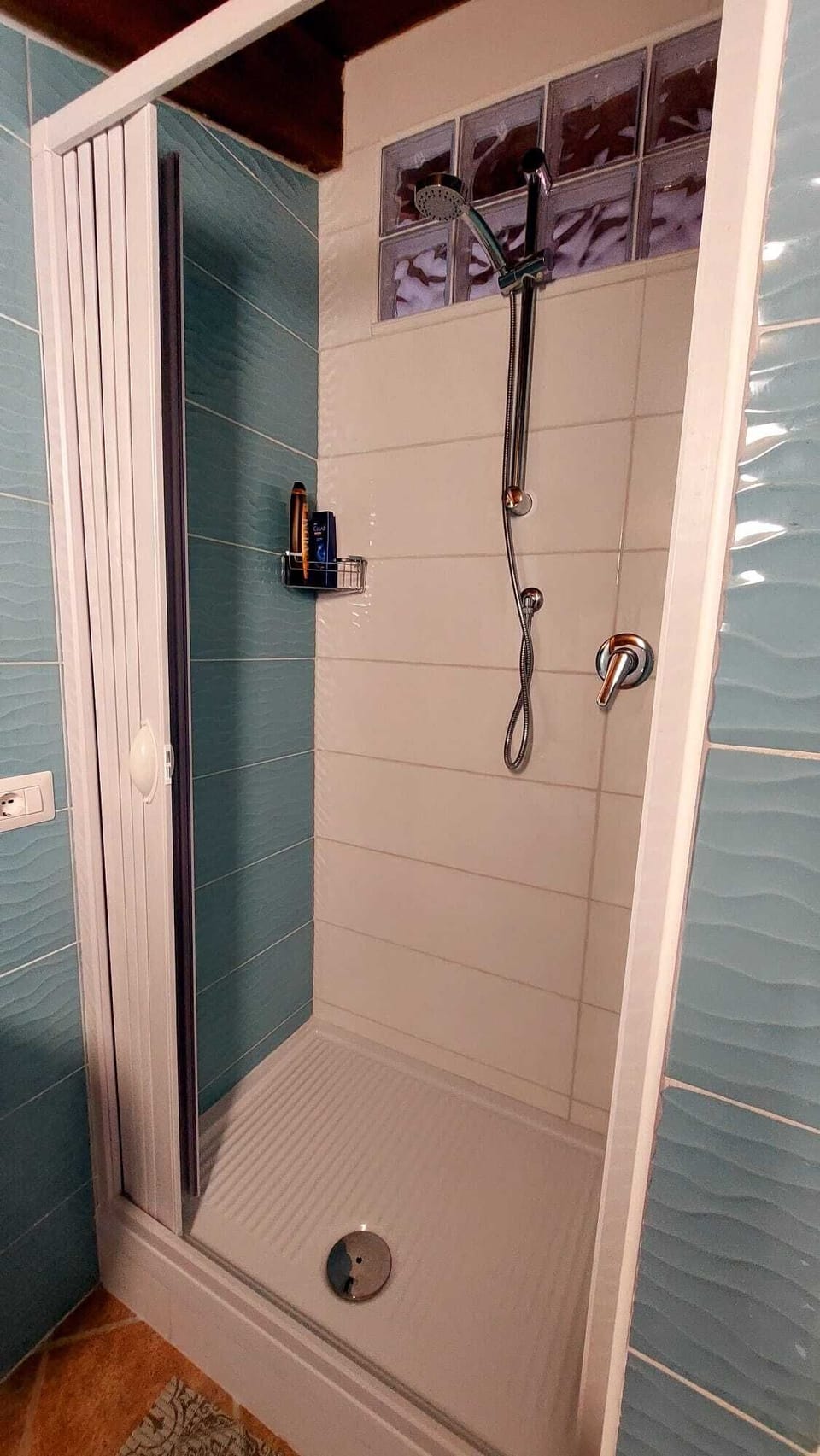Room | Bathroom | Shower, rainfall showerhead, free toiletries, hair dryer
