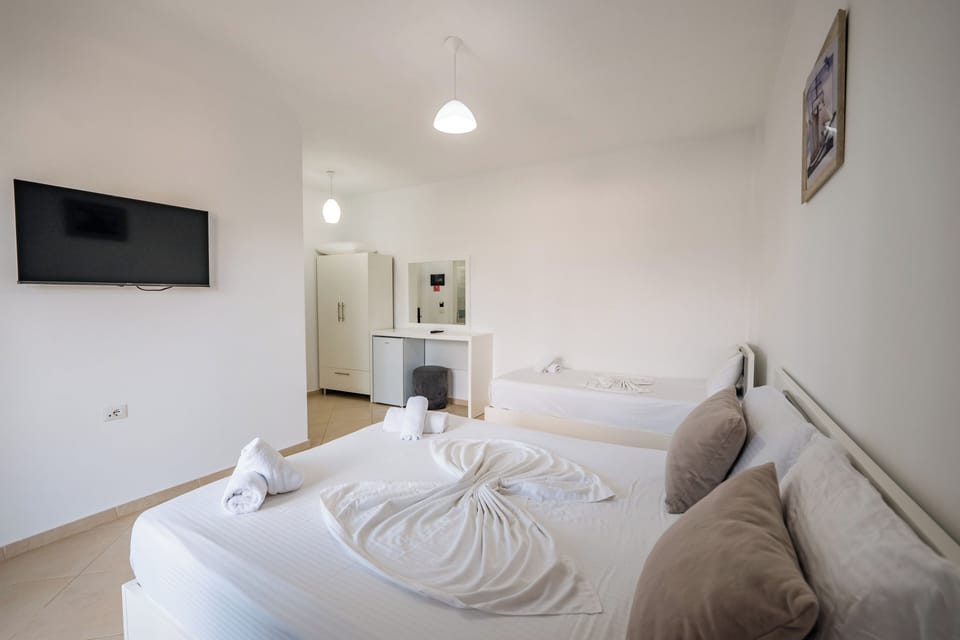 Triple Room, Balcony | Soundproofing, free WiFi, bed sheets