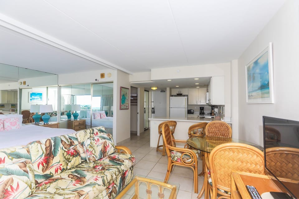 Tropical Hawaiian prints and rattan furniture, make you feel Hawaii in the room