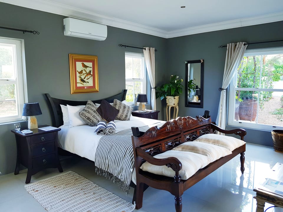 Superior Suite, 1 Queen Bed, Courtyard View | Premium bedding, iron/ironing board, free WiFi, bed sheets