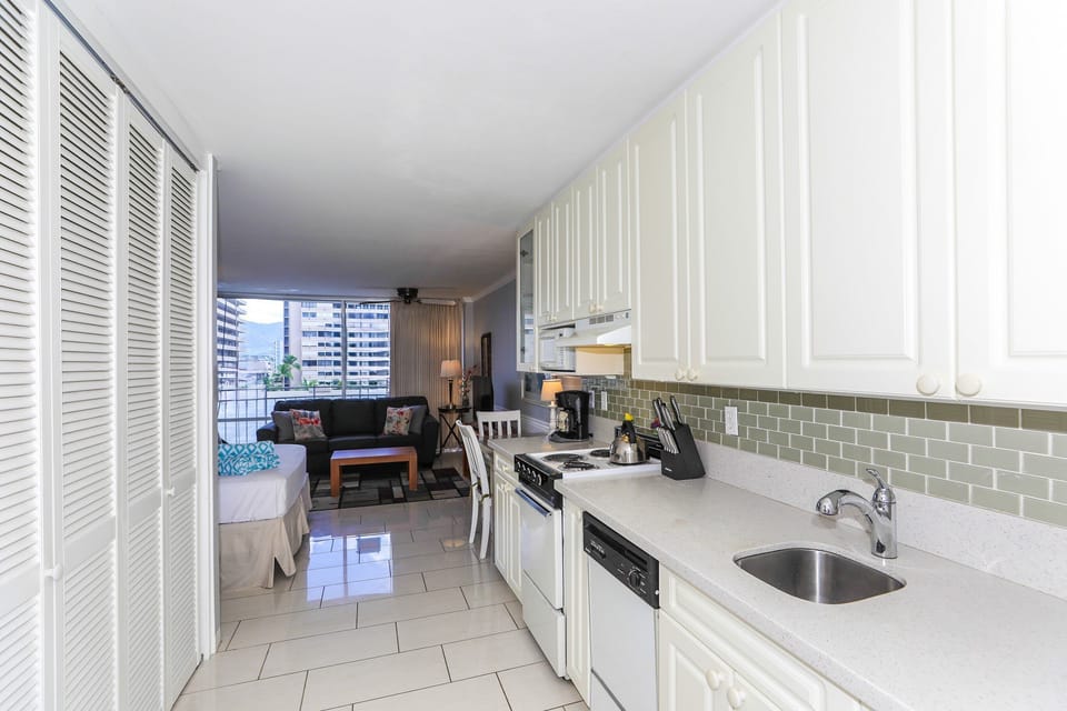 Fully equipped kitchen, large walk-in closet across the kitchen