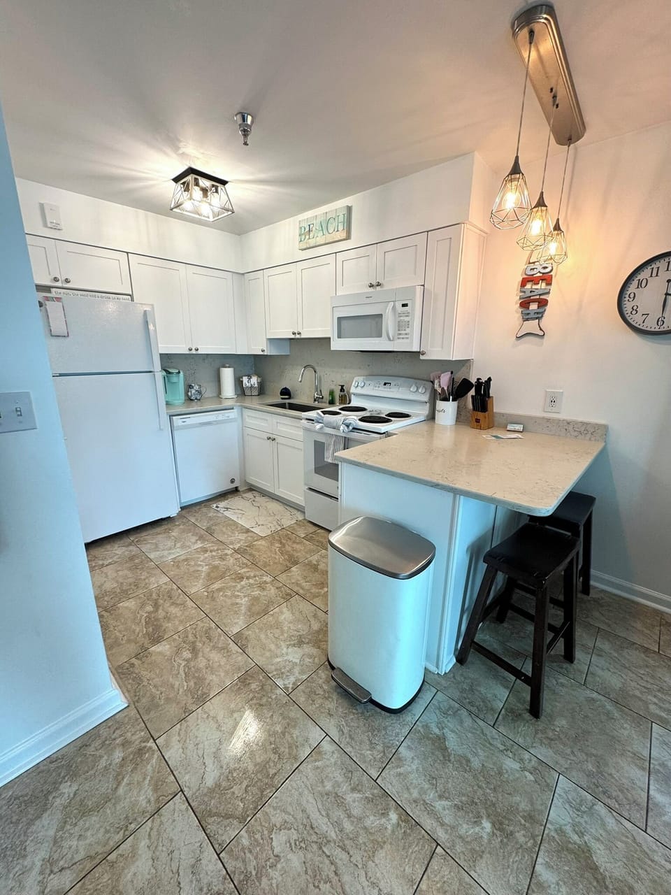 Comfortably seat 6, with this full sized kitchen table and countertop seating! 